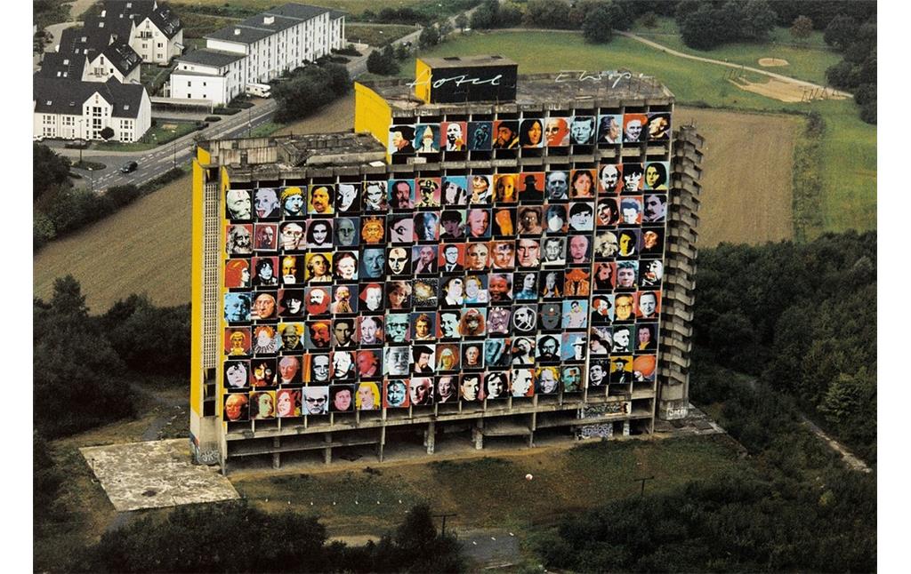 Schrägluftbild der Kunstinstallation "Hotel Europa" von HA Schult an der Kaiserbauruine bei Troisdorf (1999).