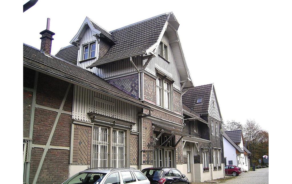 Das 1885/1886 im Zuge des Ausbaus der Bahnstrecke errichtete Bahnhofsgebäude in Radevormwald-Dahlhausen (2007)