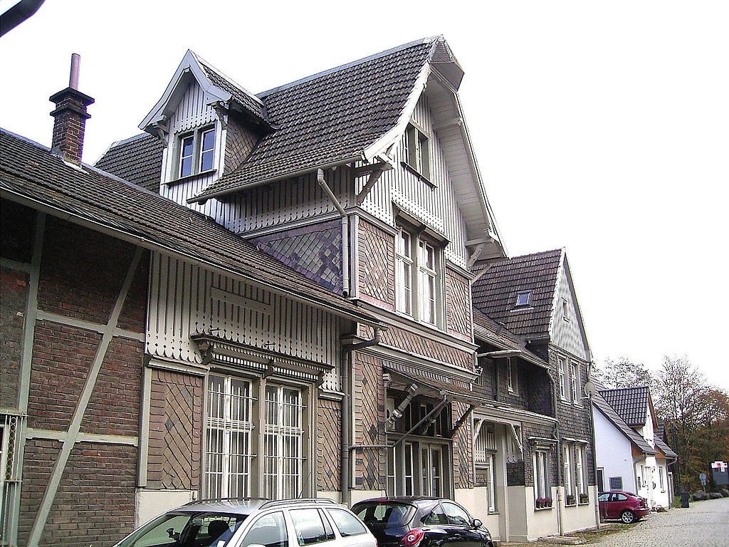 Das 1885/1886 im Zuge des Ausbaus der Bahnstrecke errichtete Bahnhofsgebäude in Radevormwald-Dahlhausen (2007)