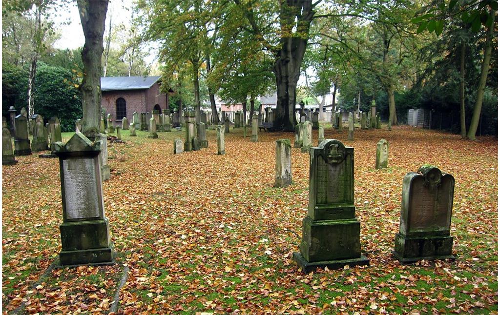 Grabmale und die Trauerhalle auf dem Alten Jüdischen Friedhof an der Heideckstraße in Krefeld (2014).