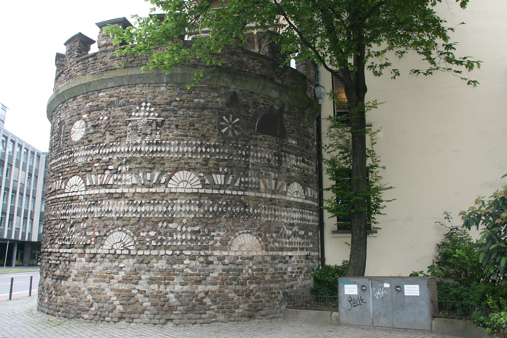 Der Römerturm in der Kölner Zeughausstraße, Ansicht von Westen (2014).