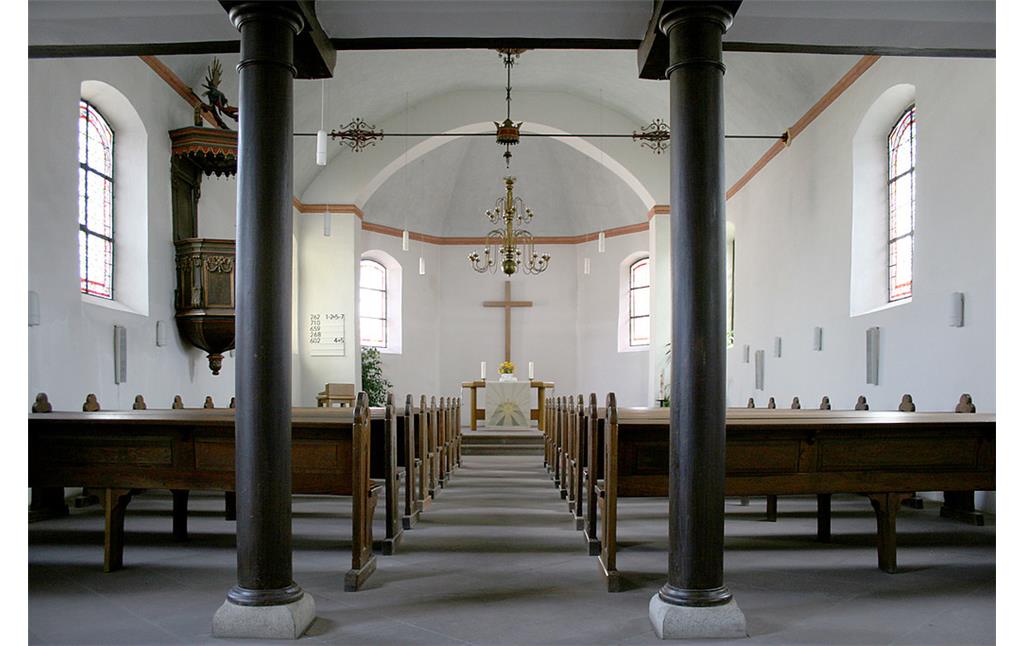 Innenraum der Versöhnungskirche in Buschhoven mit Blick auf den Chorbereich (2008)