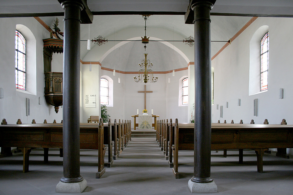 Innenraum der Versöhnungskirche in Buschhoven mit Blick auf den Chorbereich (2008)