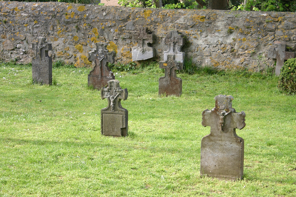 Grabdenkmäler auf dem Friedhof an der St. Lubentius-Kirche in Dietkirchen (2014)