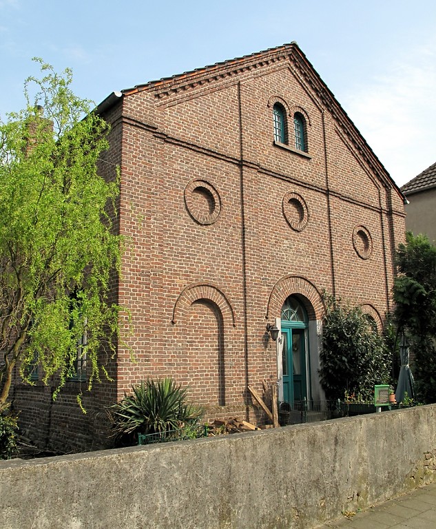 Die westliche Fassade des ehemaligen Osoyer Synagogen- und Schulgebäudes, das heute als Wohnhaus genutzt wird (2014)