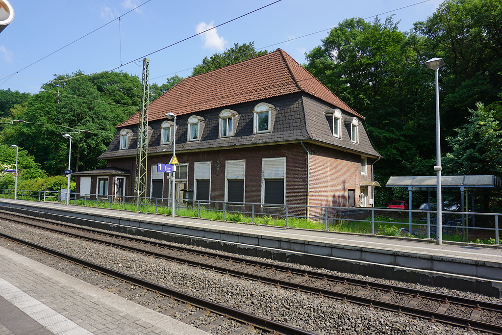 Bahnhof Krefeld-Forstwald. Empfangsgebäude, Bahnseite, Bahnsteig 1 (2018)