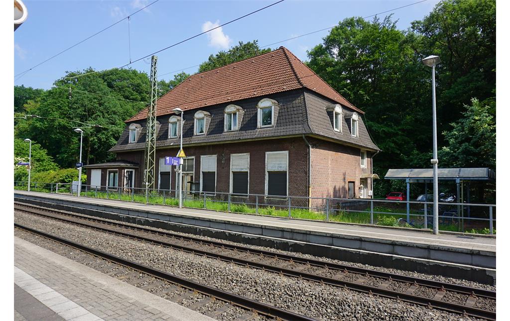 Bahnhof Krefeld-Forstwald. Empfangsgebäude, Bahnseite, Bahnsteig 1 (2018)