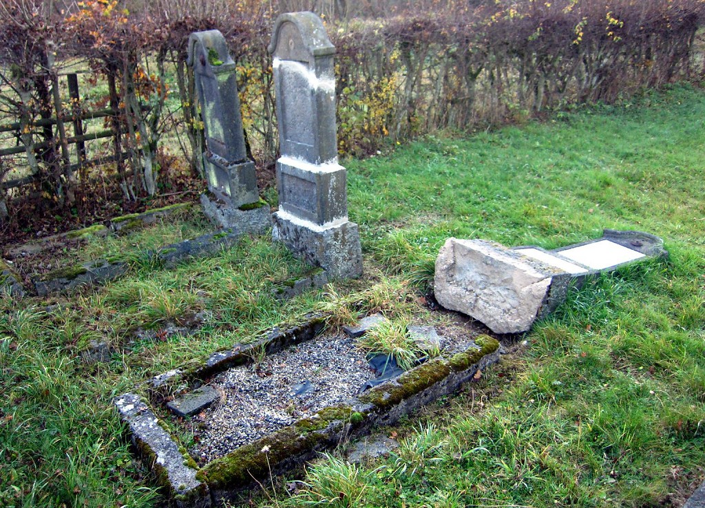 Umgestürzte Grabsteine auf dem Gräberfeld des jüdischen Friedhofs in Kaisersesch (November 2011).