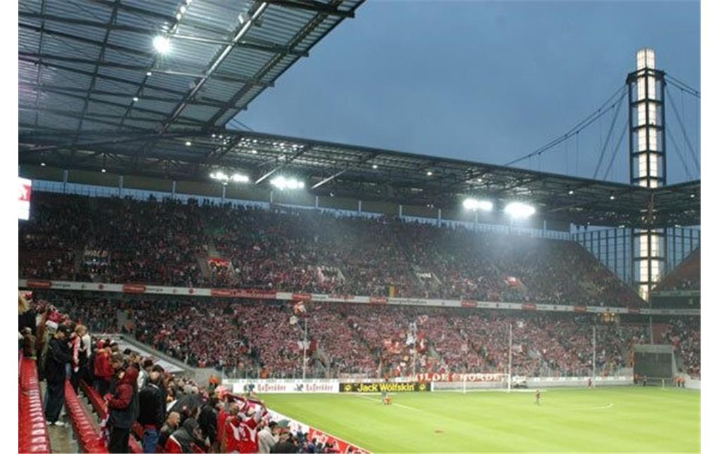 Die Südtribüne des Kölner RheinEnergie-Stadions während eines Spiels (2012).