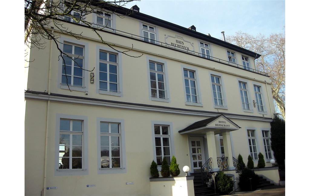 Fassade mit Eingangsbereich des Hauses Bucheneck am Donaupark in Linz am Rhein (2015).
