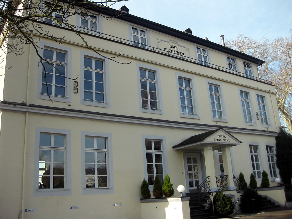 Fassade mit Eingangsbereich des Hauses Bucheneck am Donaupark in Linz am Rhein (2015).