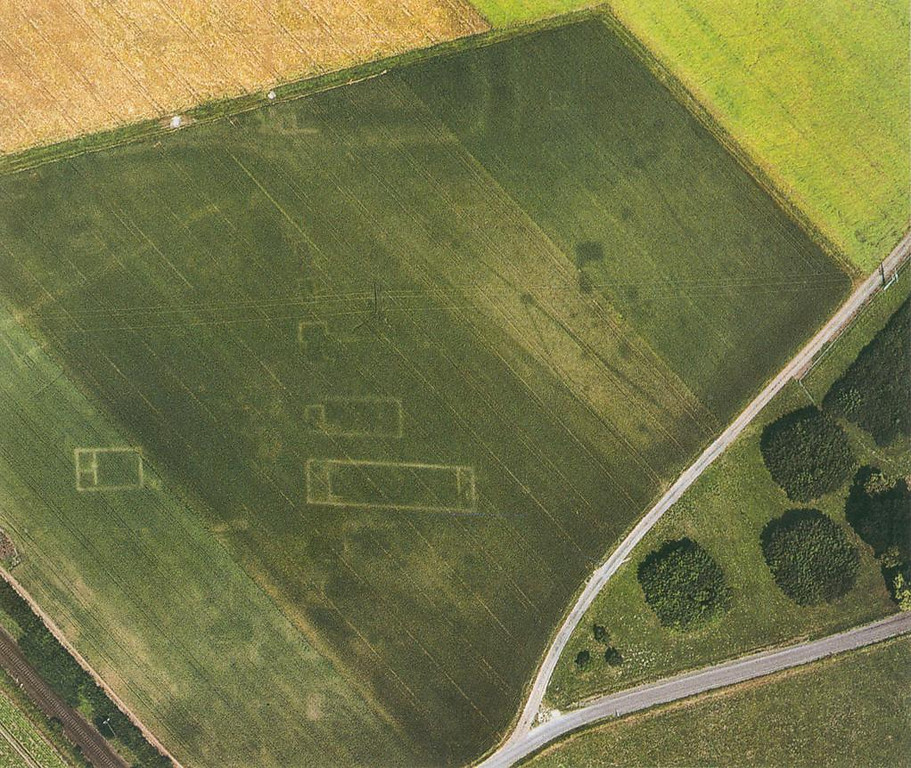 Im Luftbild sind im Boden erhaltene Strukturen des römischen Lagerdorfs südlich des Kastells Hungen-Inheiden erkennbar (2010)