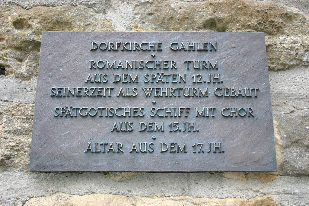 Tafel an der Fassade der evangelischen Kirche in Schermbeck-Gahlen (2008); auf ihr ist zu lesen, in welchem Jahrhundert Teile des Kirchengebäudes erbaut wurden.