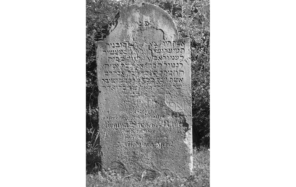 Grabstein auf dem Jüdischen Friedhof Arloff-Kirspenich, Bad Münstereifel.