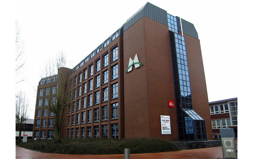 Geschäftsgebäude auf dem Gelände der Oerlikon-Schlafhorst AG in Mönchengladbach (2015), in diesem Bereich befand sich früher der alte jüdische Friedhof "am Grünen Weg".