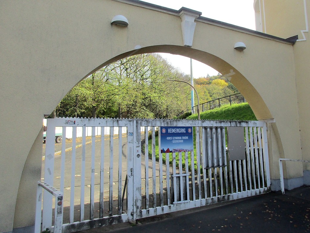 Zugang zur Tribüne auf der östlichen Gegengeraden im Stadion am Zoo in Wuppertal-Elberfeld (2019)
