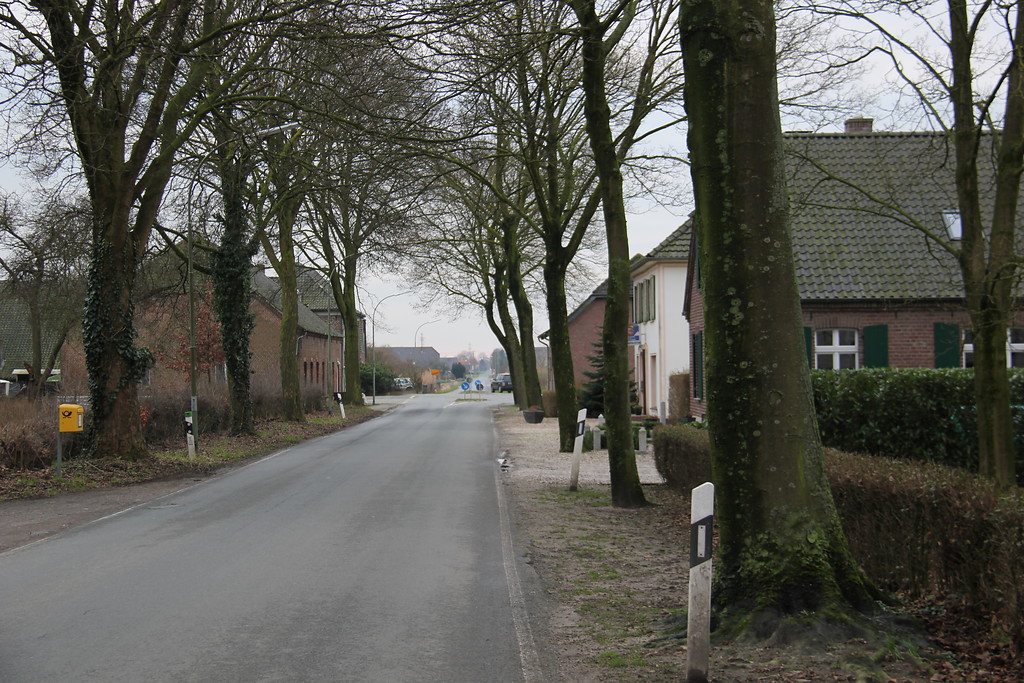 Kirchstraße im Gocher Ortsteil Pfalzdorf (2013)