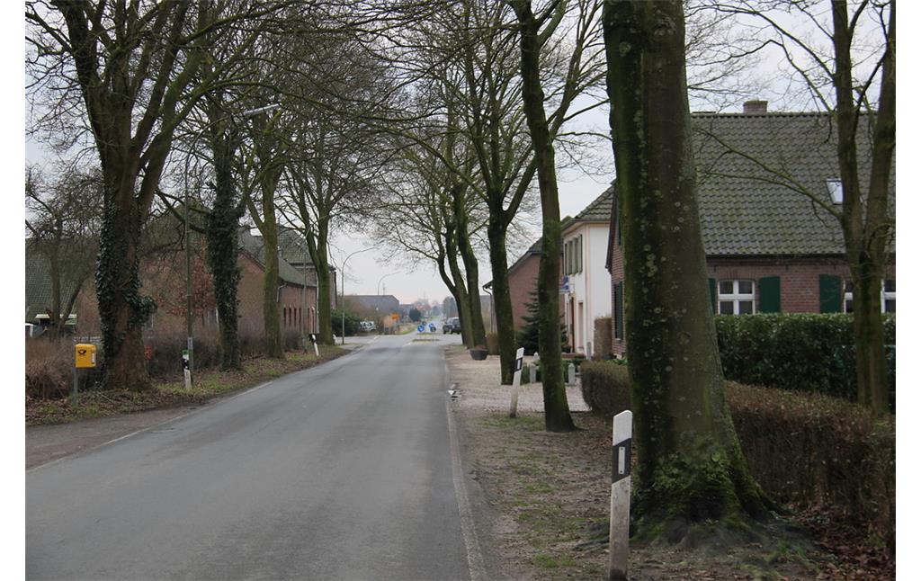 Kirchstraße im Gocher Ortsteil Pfalzdorf (2013)