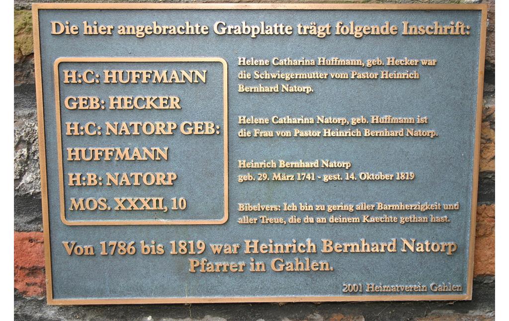 Da die Inschrift der Grabplatte der Familie Natrop nicht mehr zu lesen ist, hat der Heimatverein 2001 diese Tafel mit dem Text der Grabplatte an die Kirche anbringen lassen. Die Grabplatte ist Teil des alten Friedhofs "De Widow" an der evangelischen Kirche in Schermbeck-Gahlen (2008).