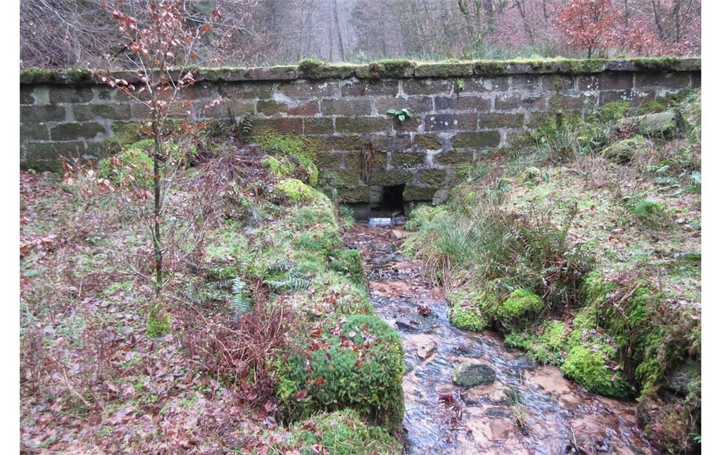 Dammmauer mit Grundablass und abfließendem Wasser