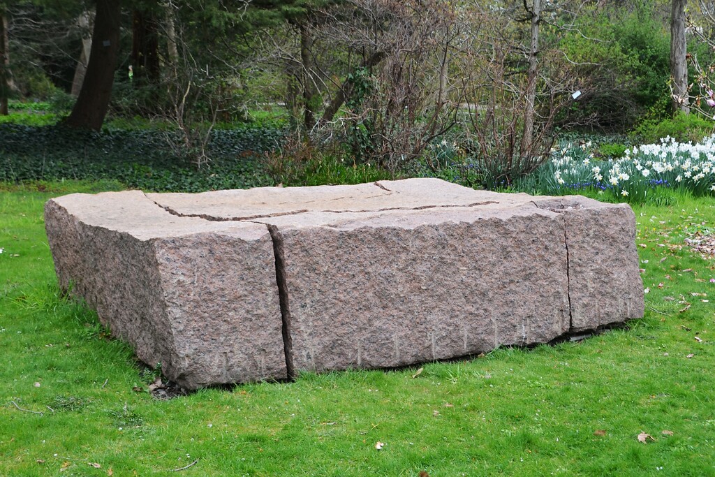 Der Granitblock "Ohne Titel" im Botanischen Garten in Köln-Riehl (2022), eine Skulptur von Ulrich Rückriem.