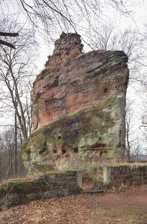 Blick auf die Hauptburg der Burgruine Beilstein bei Kaiserslautern, östlicher Teil (2003)