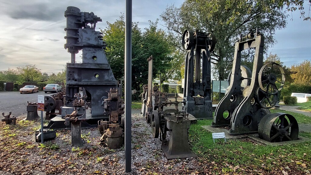 LVR-Industriemuseum Solingen: Historische Maschinen im Außenbereich der früheren Gesenkschmiede Hendrichs (2023).