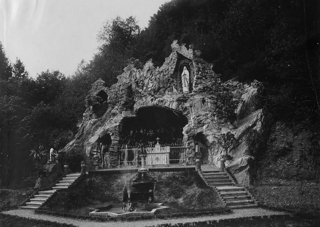 Lourdesgrotte auf dem Gelände des Klosters Maria Engelport bei Treis-Karden in der Bauphase (1915)