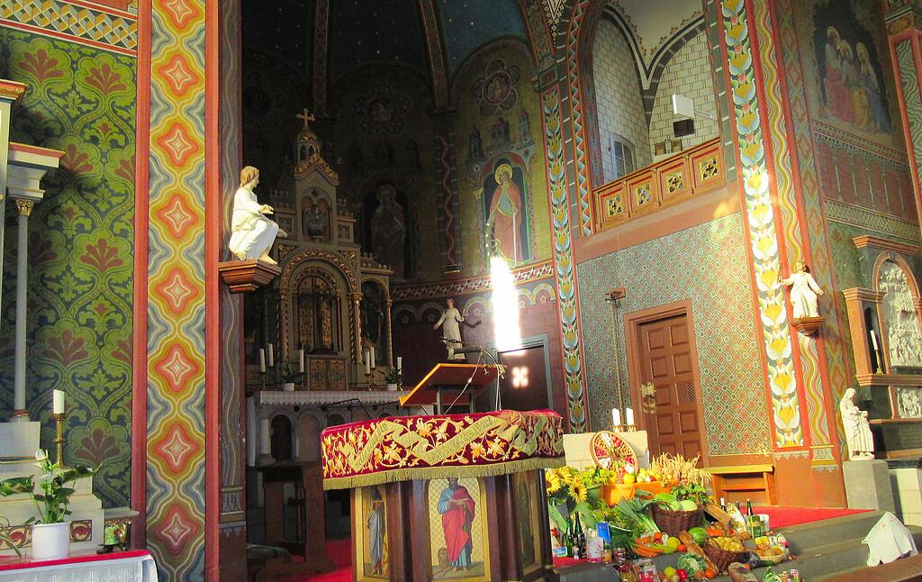 Katholische Filialkirche Sankt Martin in Valwig: Farbenfroh ausgestalteter Altarraum (2020)