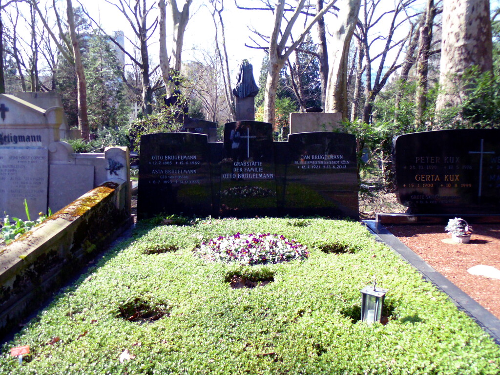Frontalansicht auf die Grabstätte der Unternehmerfamilie Brügelmann auf dem Melatenfriedhof in Köln-Lindenthal, in dem auch der ehemalige Kölner Oberbürgermeister Jan Brügelmann seine letzte Ruhestätte fand (2020).