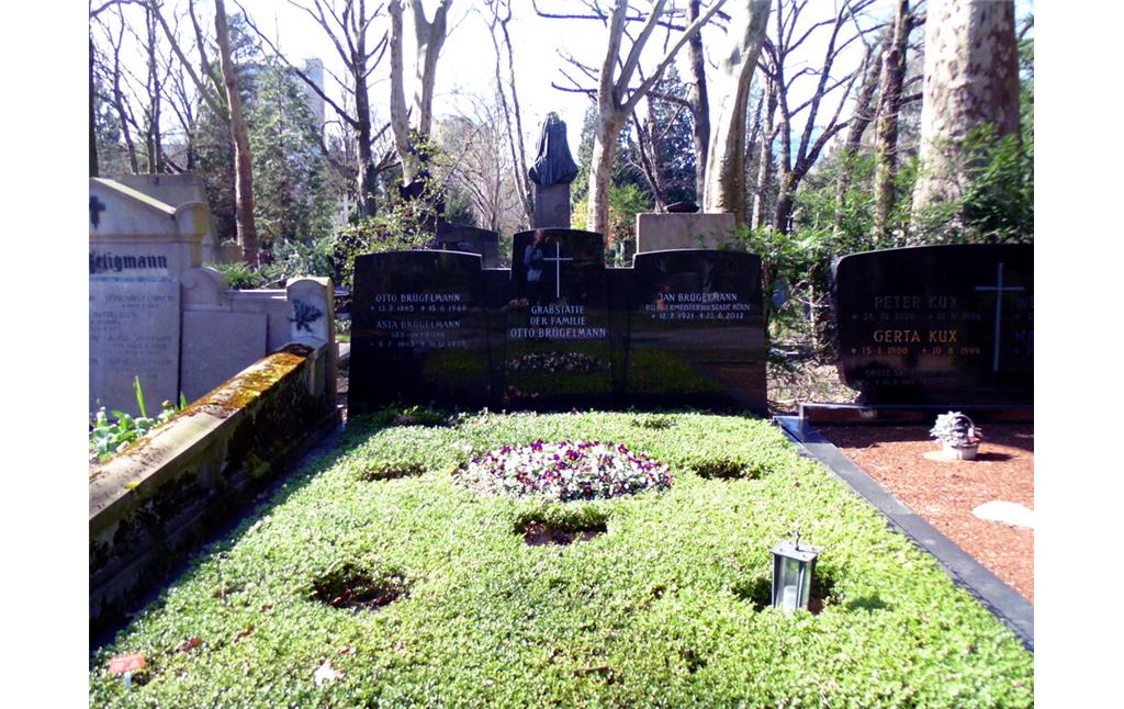 Frontalansicht auf die Grabstätte der Unternehmerfamilie Brügelmann auf dem Melatenfriedhof in Köln-Lindenthal, in dem auch der ehemalige Kölner Oberbürgermeister Jan Brügelmann seine letzte Ruhestätte fand (2020).