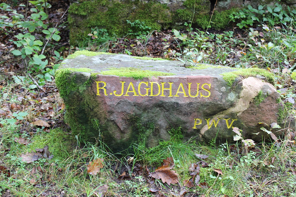 Ritterstein Nr. 97 "R. Jagdhaus" westlich von Iggelbach (2021)
