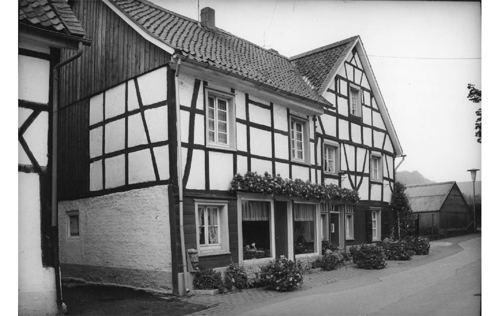 Wülfrath-Düssel, Dorfstraße 4, Wohn- und Geschäftshaus (1978)