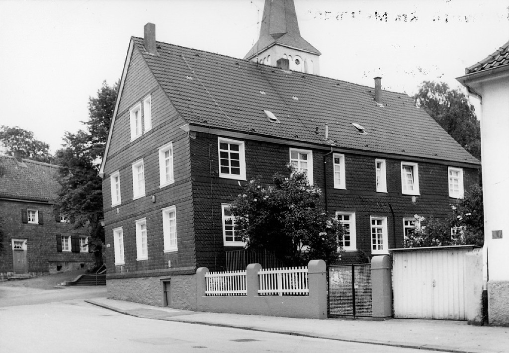Wülfrath-Düssel, Dorfstraße 15/17, Wohnhaus und Kindergarten (1978)
